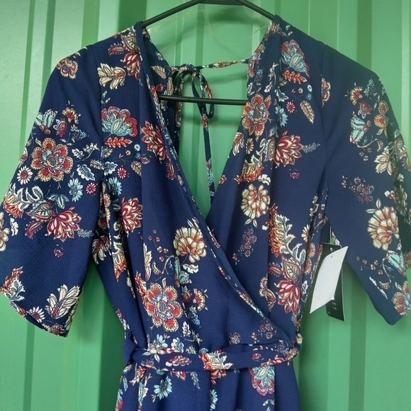 NEW Women's Floral Shorts One Piece Romper Size Medium Ditsy Flowers - Picture 6 of 9